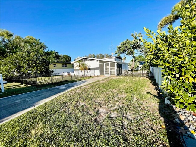 Building Photo - 4608 S Hesperides St
