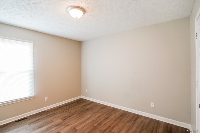 Building Photo - 1047 E Monica Dr
