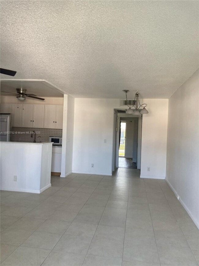 Building Photo - 157 Fanshaw D