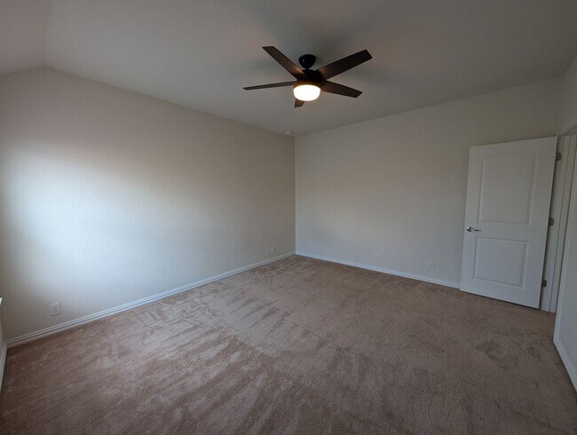 Building Photo - 4/2.5/2 with Large Game Room / Near Gruene...
