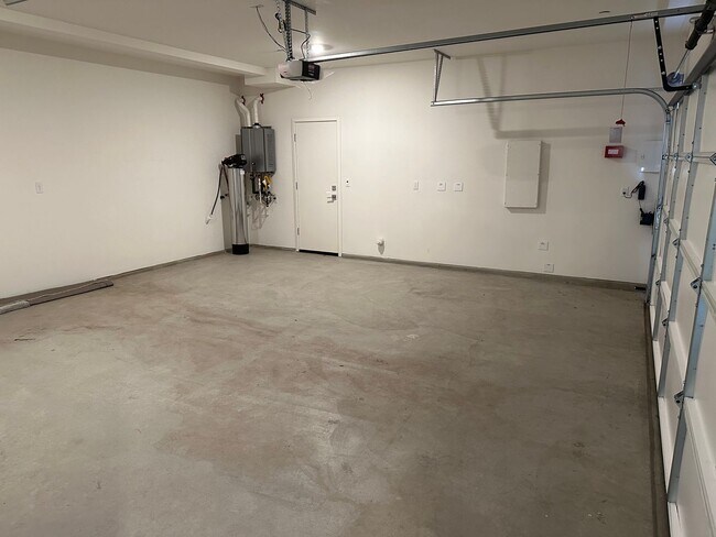Building Photo - 2056 Marina Dr