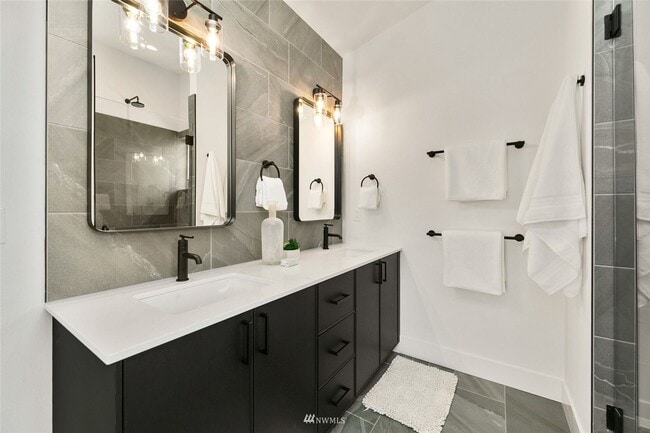 Building Photo - 3bd/1.75ba Seattle Townhome