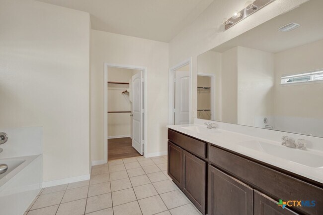 Building Photo - 1355 Fall Cover St