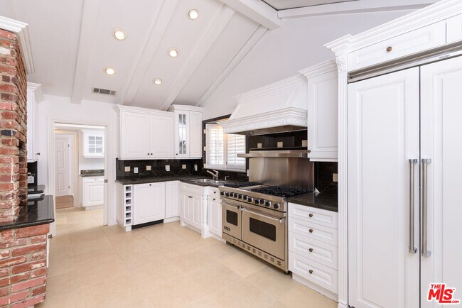 Building Photo - 2628 Mandeville Canyon Rd