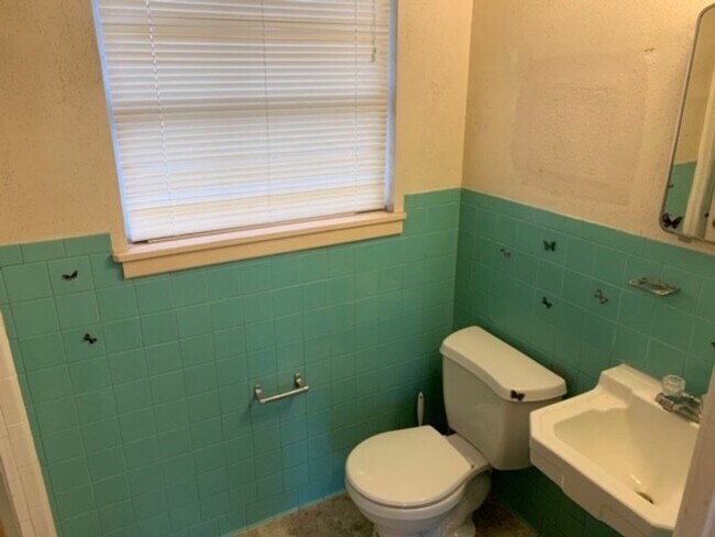 Building Photo - Lovely 3 bedroom 2 bath home