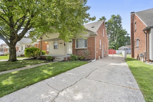 Building Photo - 15645 Warwick Ave