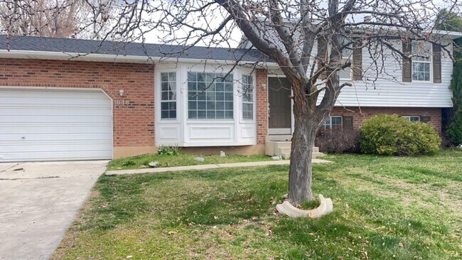 Building Photo - Great location Quaint Orem Home w 2 car garage!