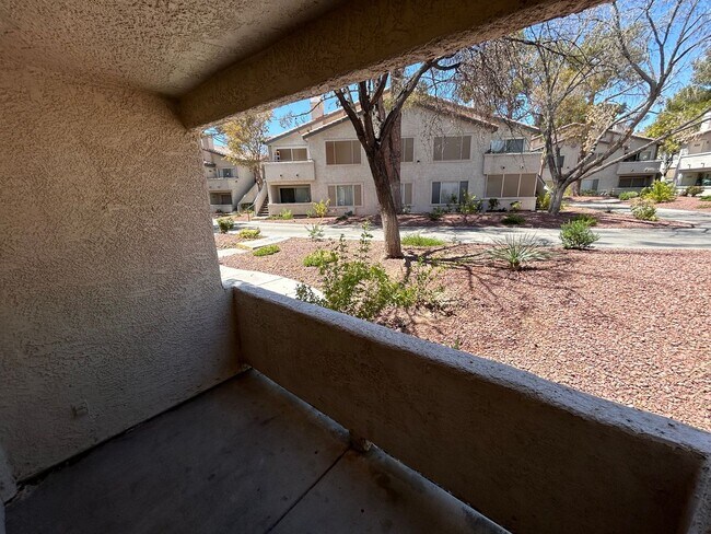 Building Photo - 1ST FLOOR CONDO UNIT 3 BEDROOM / 2.5 BATHROOMS LOCATED IN A GATED COMMUNITY!