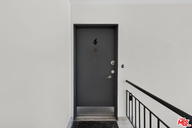 Building Photo - 1301 Flores St