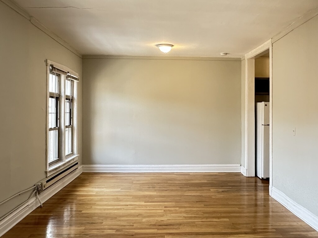 Building Photo - 644 W Barry Ave