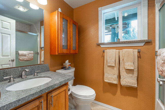 Upstairs Bath - 7721 Interurban Blvd