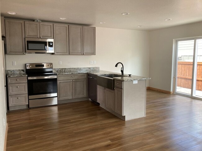 Building Photo - 1/2 off First Full Month Rent!! Stunning 2...