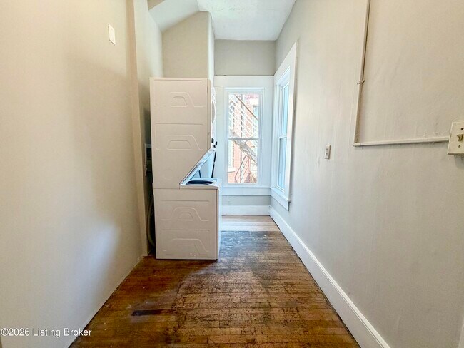 Building Photo - 1466 St James Ct