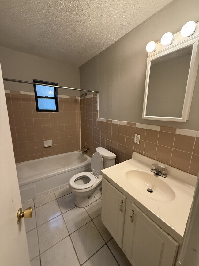 Building Photo - Beautiful 4Bd/2BA Right off Miccosukee Rd.