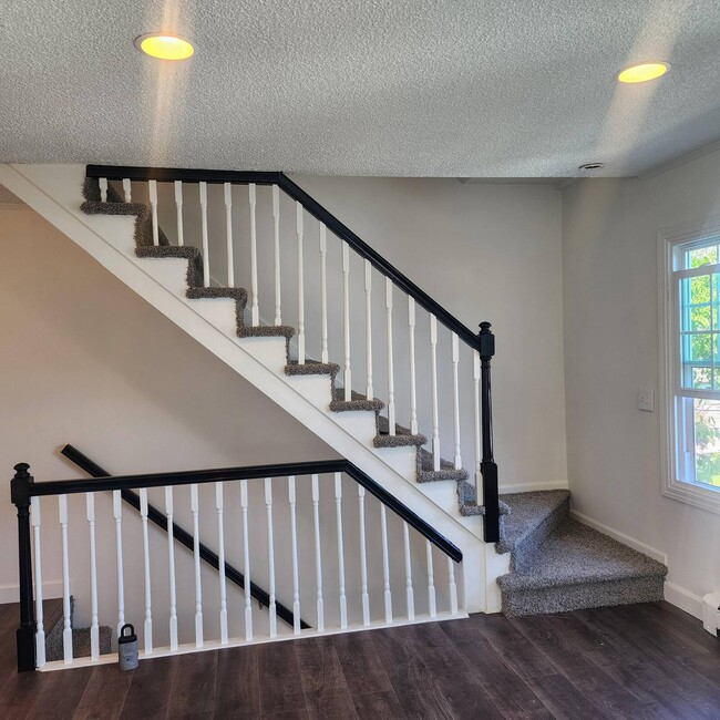 Building Photo - 34 Ashland St