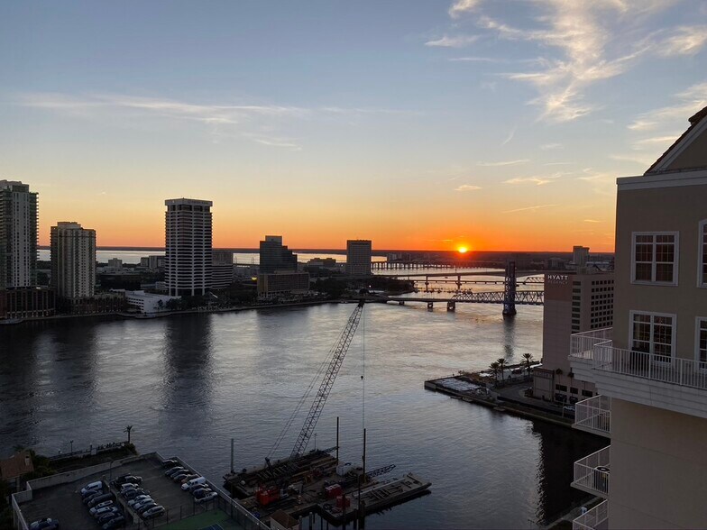 Building Photo - 400 E Bay St