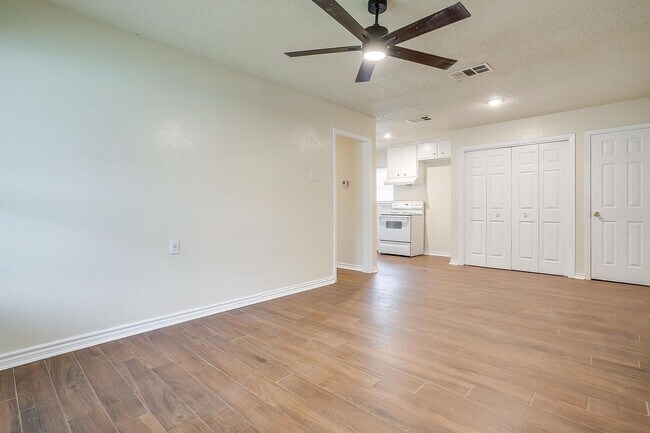 Building Photo - 3537 Half Moon Dr