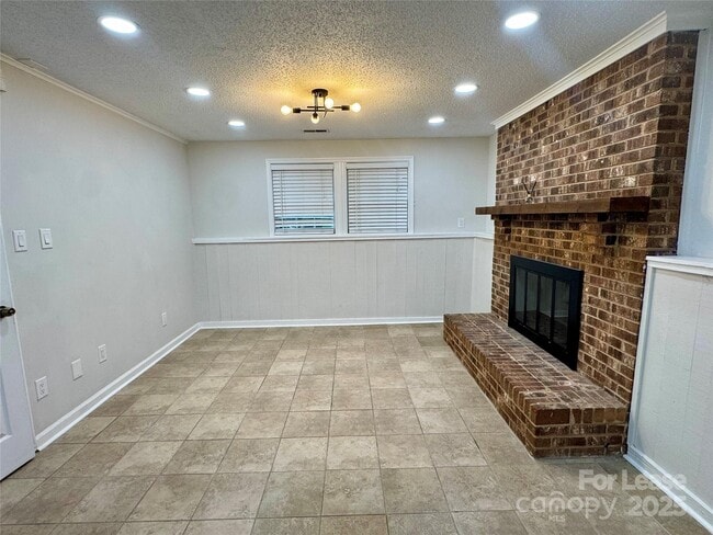 Building Photo - 707 Regency Dr