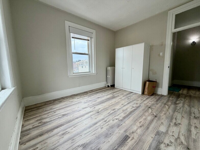 Building Photo - 14 Glenville Ave