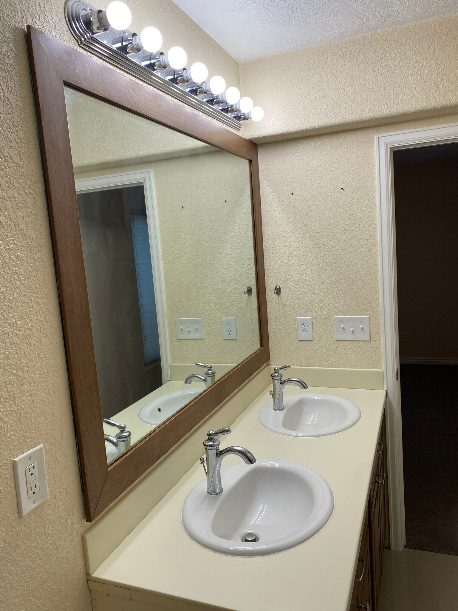 Master bathroom - 1690 Syracuse St