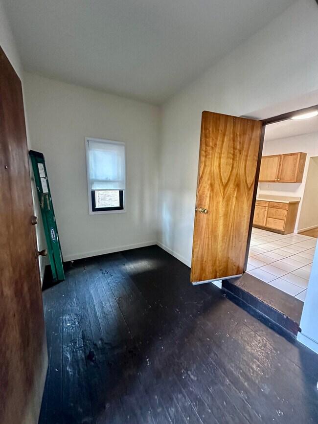 Building Photo - 1008 W Argyle St