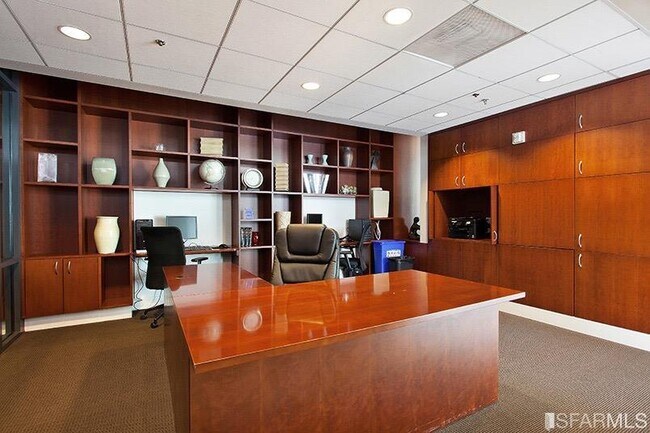 Building Photo - 260 King St