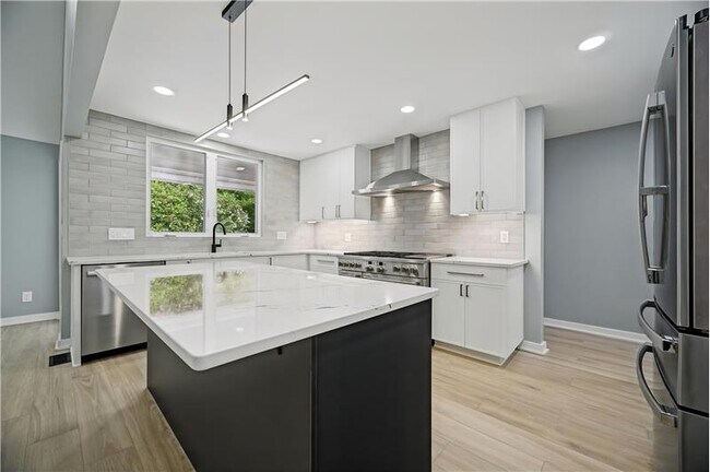 Building Photo - 1044 Commodore Dr