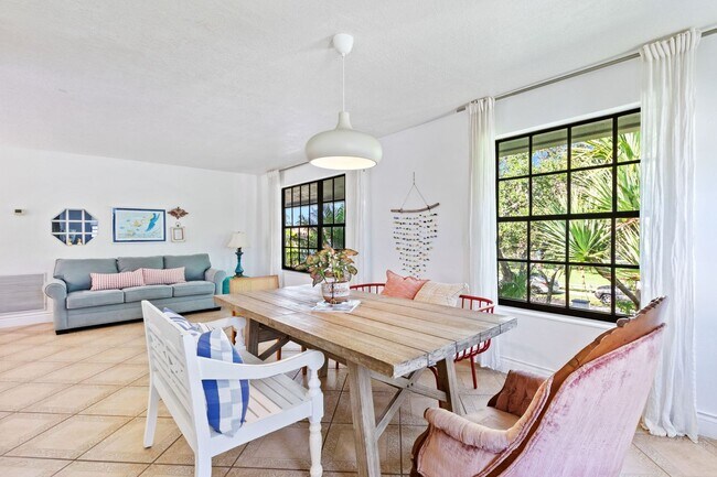 Building Photo - Beautiful Rustic Contemporary Duplex in Cu...