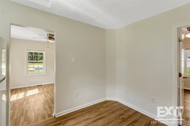 Building Photo - Newly Renovated 2 Bedroom 1 Bath in La Cro...