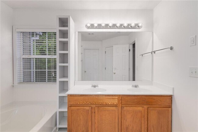 Building Photo - 4664 Creekside Villas Way