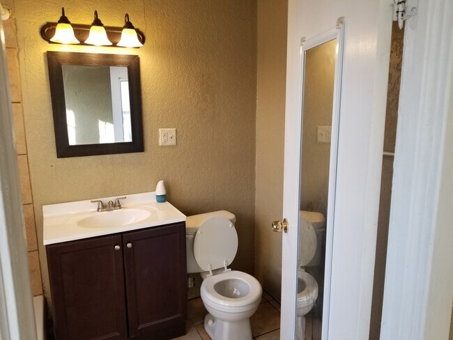 Building Photo - 41st and Troost 2W