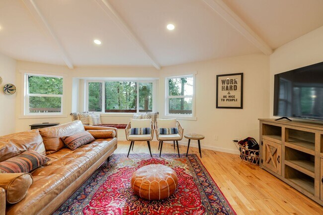 Building Photo - 3BR Furnished NW Bend Home