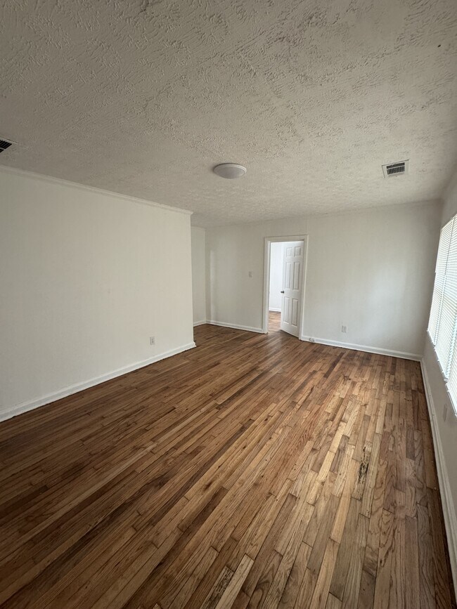 Building Photo - 2300 Carey Dr SE