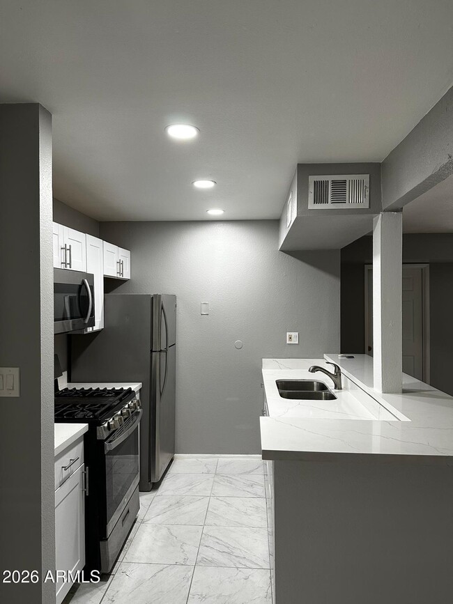 Building Photo - 1701 W Tuckey Ln