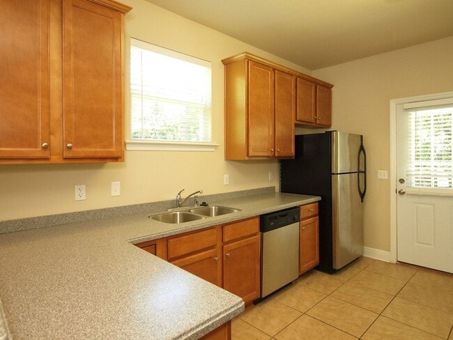 Building Photo - SINGLE BEDROOM & BATHROOM AVAILABLE in a 4x4 house $425/mo