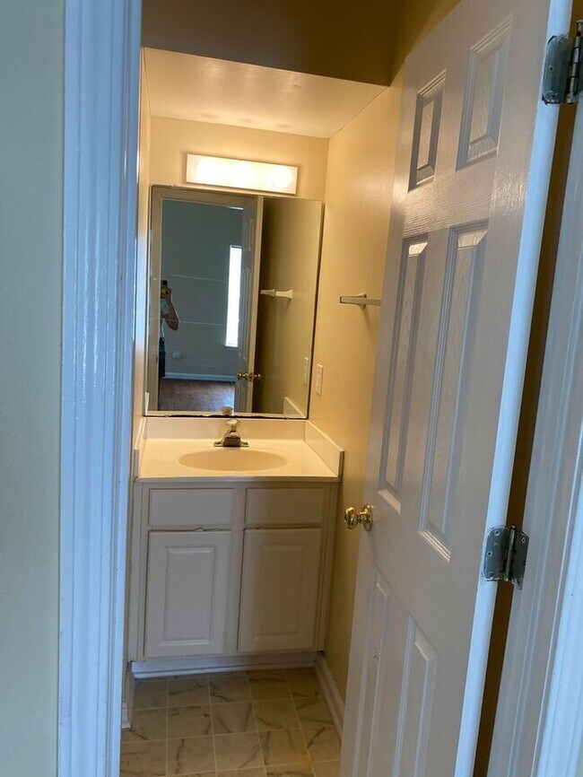 Building Photo - Students Welcome! 4BR home, Open layout, l...