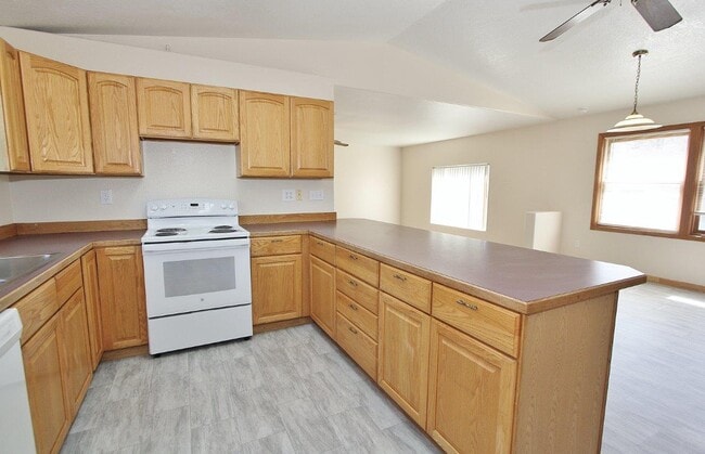 Building Photo - 1020 S Hayes Ave