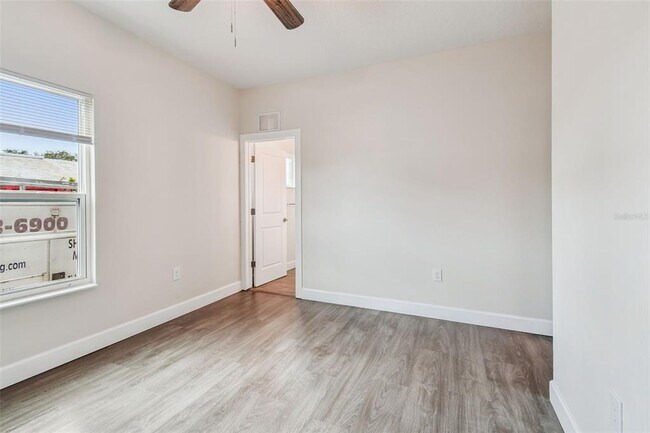 Building Photo - 650 E Tarpon Ave