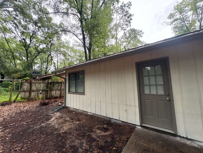 Building Photo - Recently Remodeled 2 Bedroom 1 Bathroom Duplex!