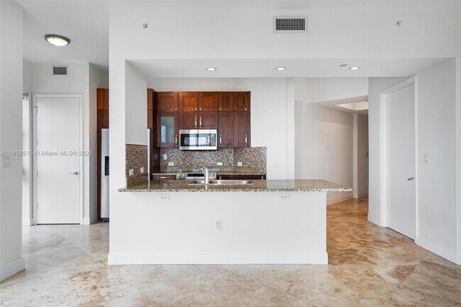 Building Photo - 20000 E Country Club Dr