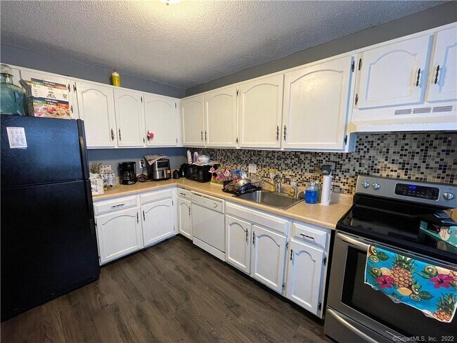 Building Photo - 10 Georgetown Dr