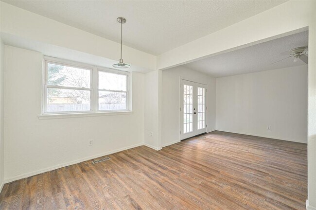 Building Photo - 421 Meadow Lake Dr