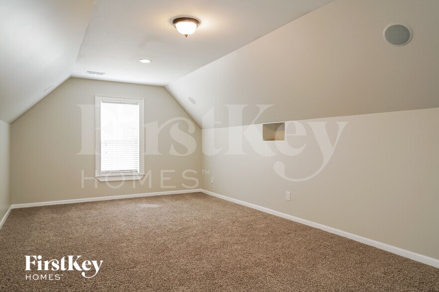 Building Photo - 15 Falling Oak Ct