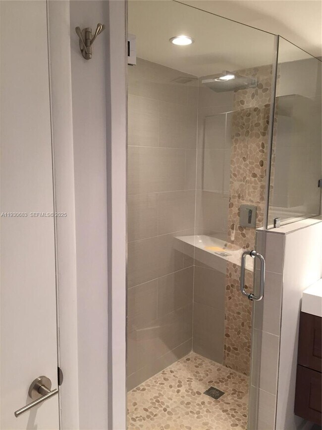 Building Photo - 10101 E Bay Harbor Dr