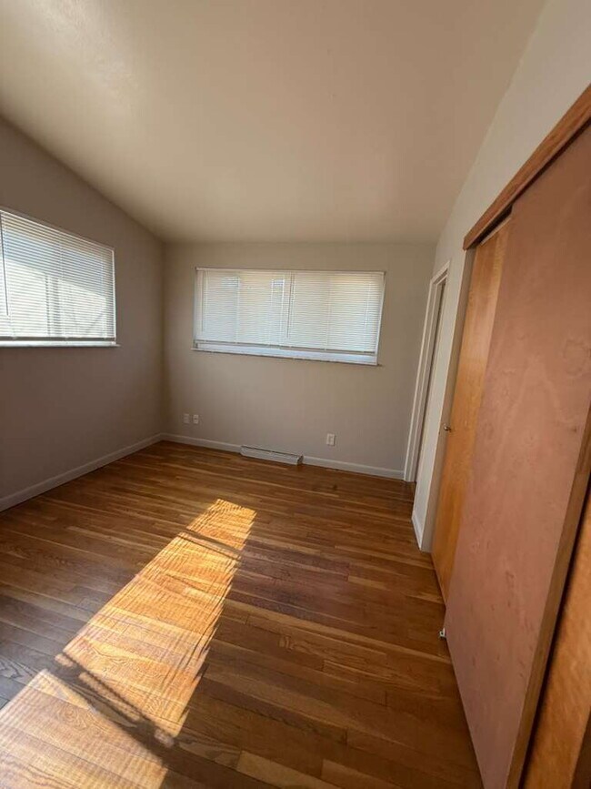 Building Photo - "Charming 3-Bed, 1 bath Sanctuary on Hallstead Drive - A Cozy 1189 Sq. Ft. Gem in St. Louis!"  No...