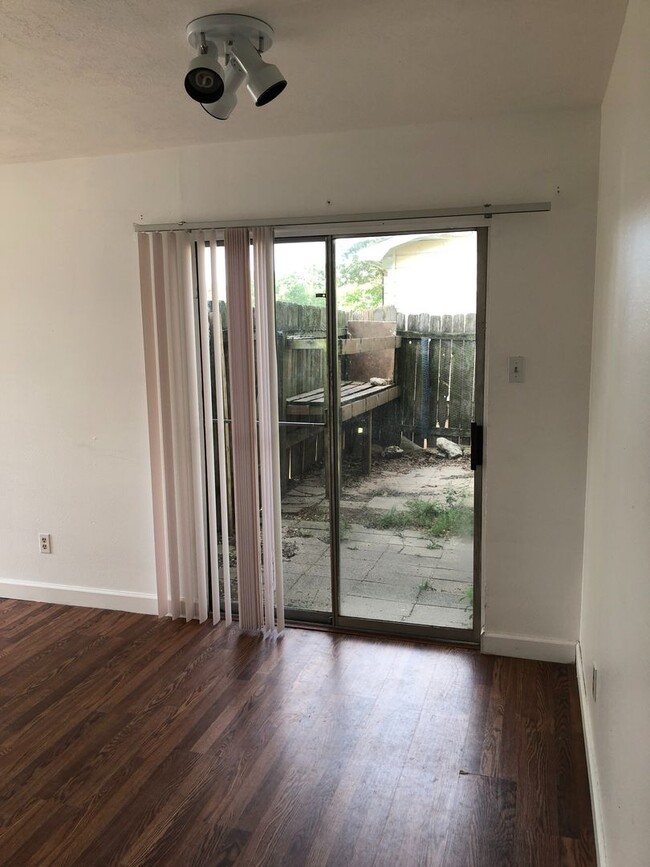 Building Photo - CUTE TWO BEDROOM ONE BATH DUPLEX ON SHUTTLE ROUTE