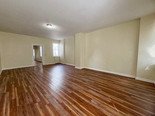 Building Photo - 4 Bedroom 1 Bathroom Rowhome in Reading w/...