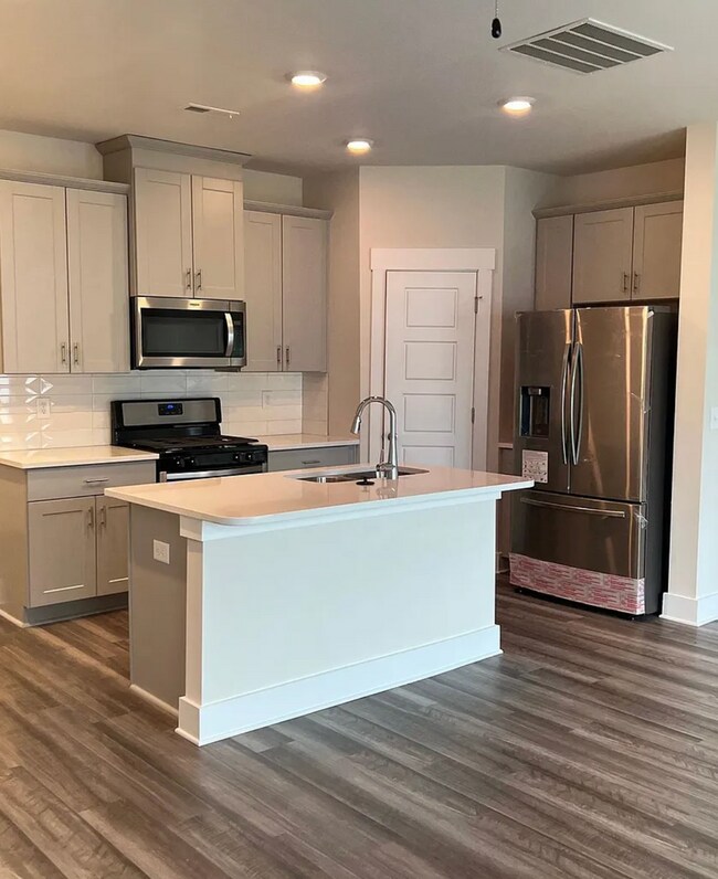 Building Photo - Desirable 3/2.5 Townhome Available Novembe...