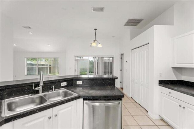 Building Photo - 980 Windward Way