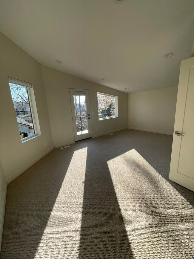 Building Photo - Welcome to this stylish and modern 2-bedro...